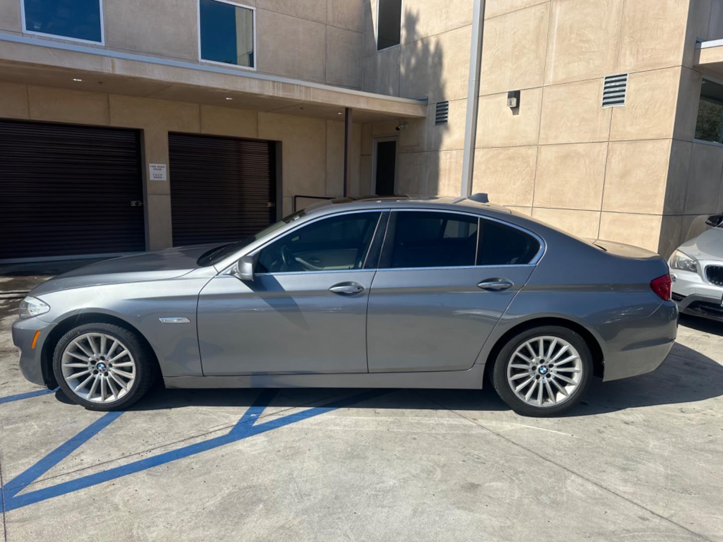 2013 Silver Metallic /Black BMW 5-Series 535i (WBAFR7C53DC) with an 3.0L L6 DOHC 24V engine, Automatic transmission, located at 30 S. Berkeley Avenue, Pasadena, CA, 91107, (626) 248-7567, 34.145447, -118.109398 - Navigation! Back-up Camera! Leather Seats! Moon roof! This 2013 BMW 5-Series 535i looks and drives well! Bad Credit? We can help! We are the bank. All our cars are thoroughly inspected and reconditioned by our technicians. FREE CARFAX report. Stop by or call to speak with our friendly staff. Whether - Photo#1